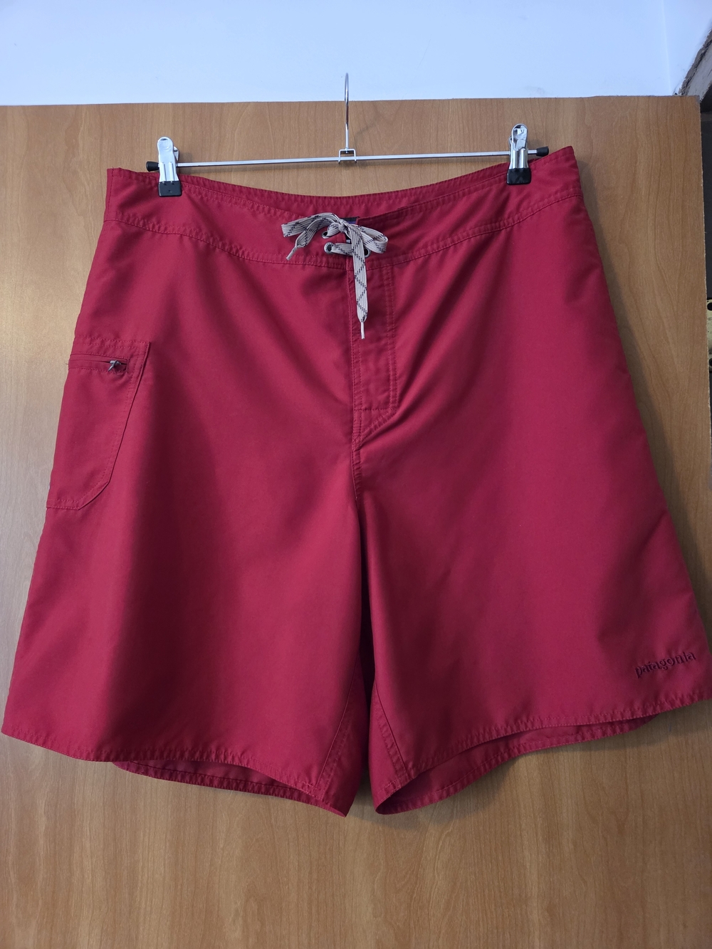 PATAGONIA Men's Deep Red Athletic Swim Shorts with Contrast Drawstring Size 38